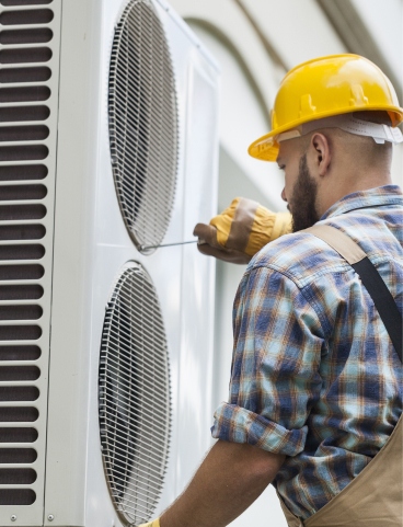 
        <p>Klima montajı, cihazın ömrünü ve performansını doğrudan etkiler. Yanlış montaj sadece soğutma verimini değil, enerji tüketimini de artırır.</p>

        <h4>Yaygın Montaj Hataları</h4>
        <ol>
            <li>Güneş gören veya hava sirkülasyonu olmayan yere montaj</li>
            <li>Drenaj hattının yanlış eğimle bağlanması</li>
            <li>Bakır boru hattında fazla uzunluk</li>
            <li>Gaz kaçak testinin yapılmaması</li>
        </ol>

        <p>Polat Klima Teknik Servis olarak, her montajda <em>vakum işlemi, gaz dengelemesi ve drenaj testi</em> uygulayarak cihazınızın uzun ömürlü çalışmasını sağlıyoruz.</p>
        